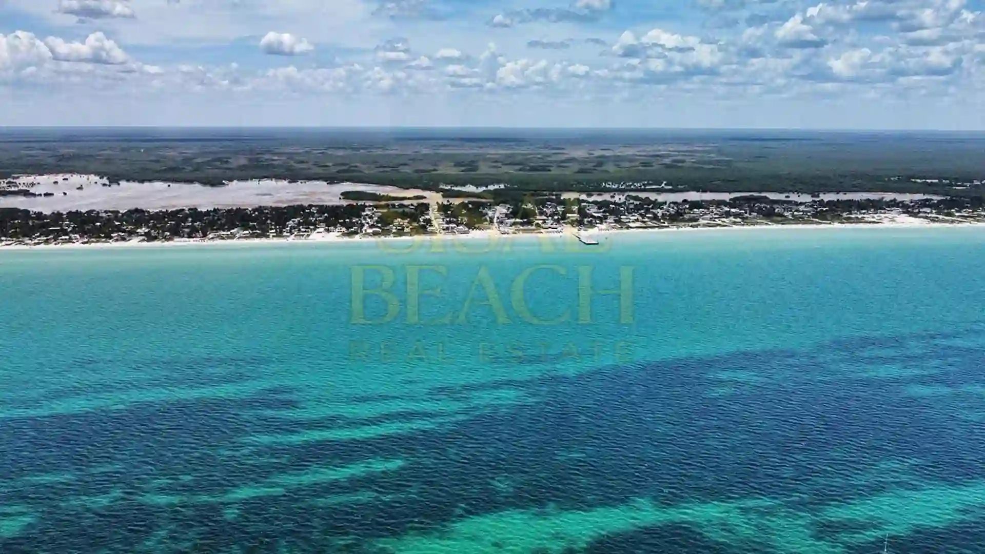 Sisal Beach Real Estate Agency — Mar turquesa de Sisal con pastos marinos y playa — Sisal, Yucatán, México